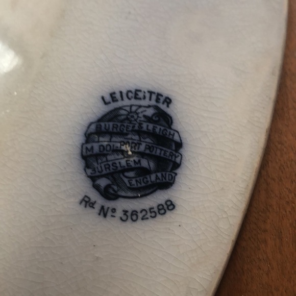 Vintage Leicester platter from prior to 1960. One chip as shown in pictures. - Picture 2 of 9